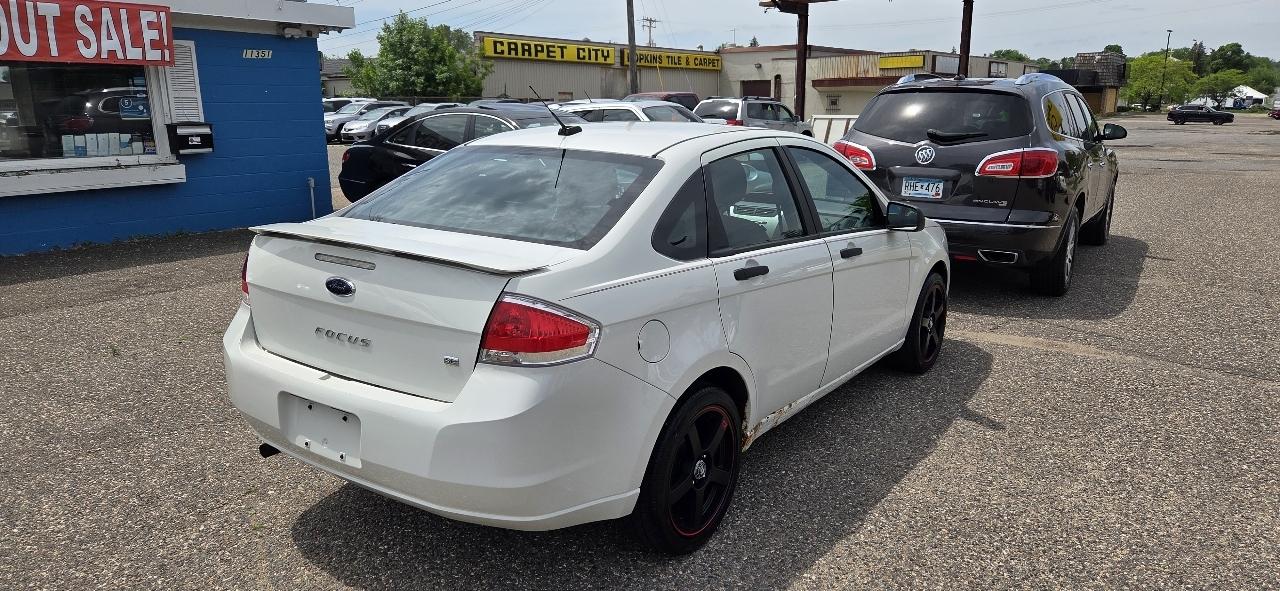 Ford Focus SE Sedan 2010