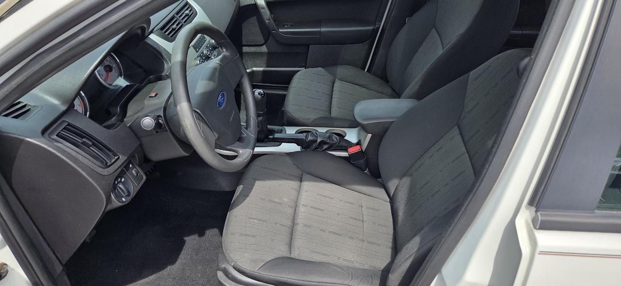 Ford Focus SE Sedan 2010