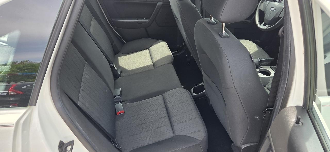 Ford Focus SE Sedan 2010