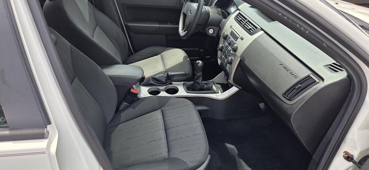 Ford Focus SE Sedan 2010