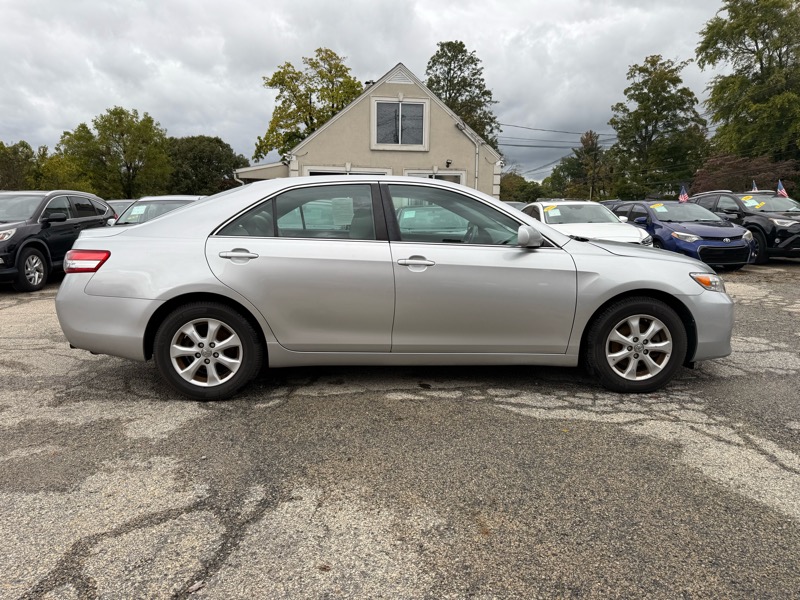 Toyota Camry 4dr Sedan LE Auto 2011