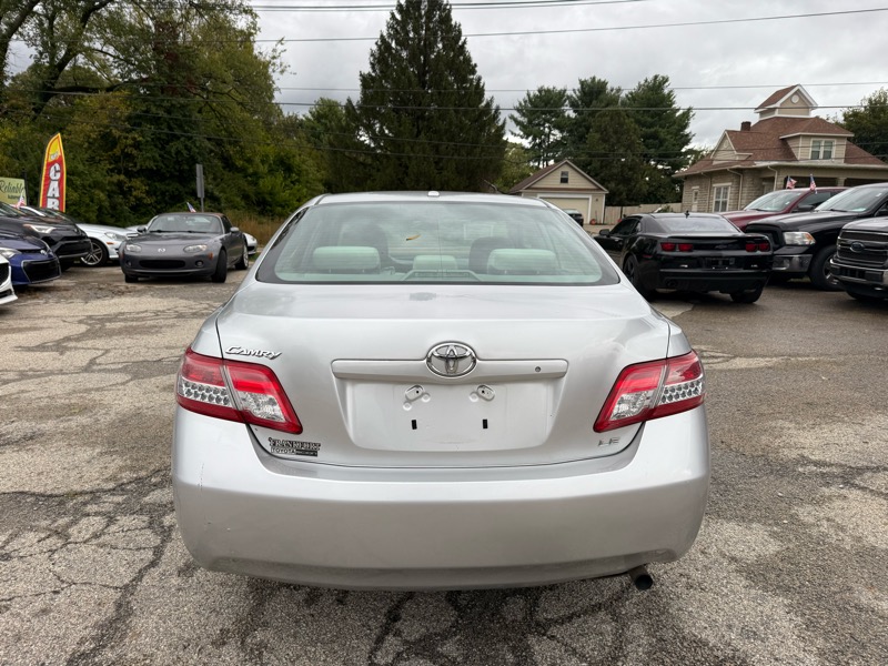 Toyota Camry 4dr Sedan LE Auto 2011