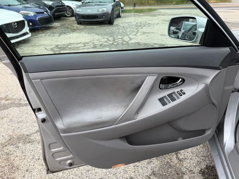 Toyota Camry 4dr Sedan LE Auto 2011