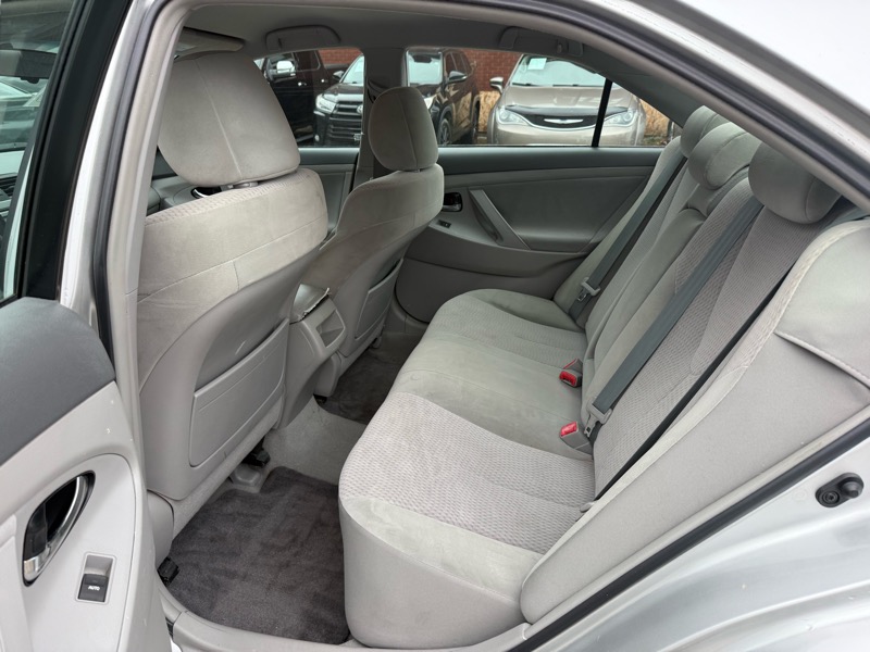 Toyota Camry 4dr Sedan LE Auto 2011
