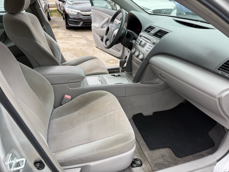 Toyota Camry 4dr Sedan LE Auto 2011