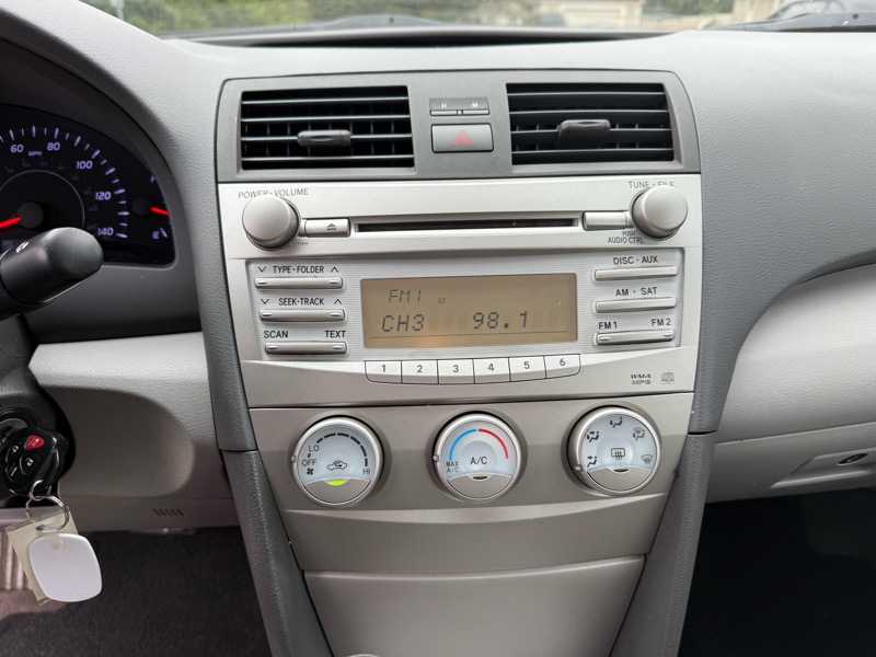 Toyota Camry 4dr Sedan LE Auto 2011