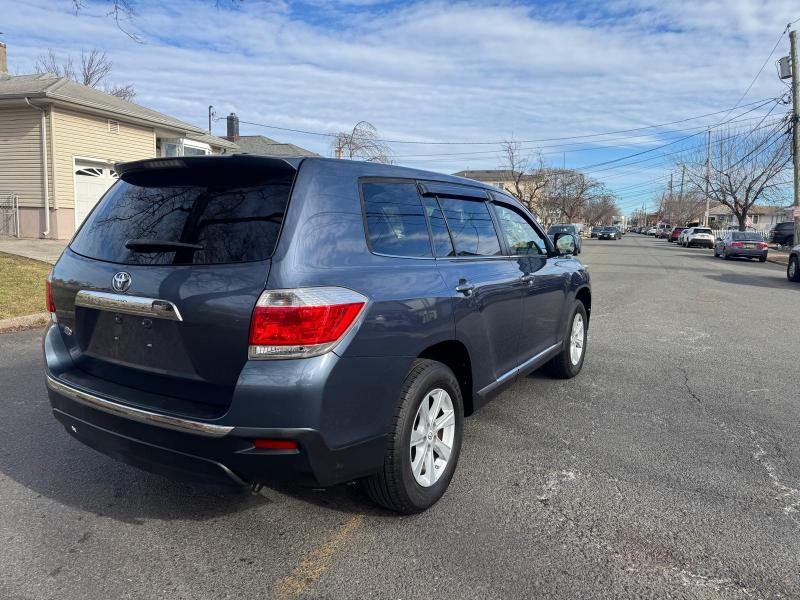 Toyota Highlander Base 2WD V6 2012