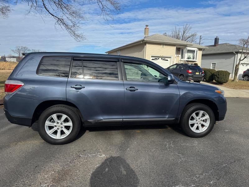 Toyota Highlander Base 2WD V6 2012