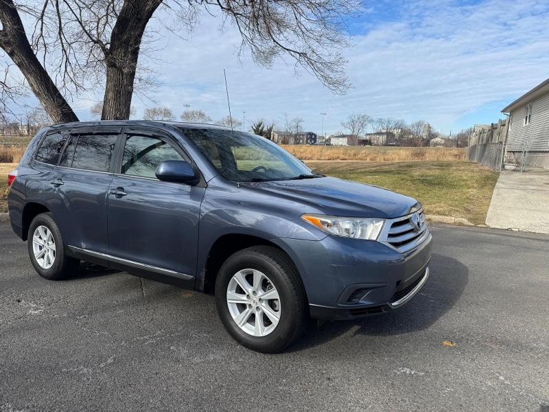 Toyota Highlander Base 2WD V6 2012