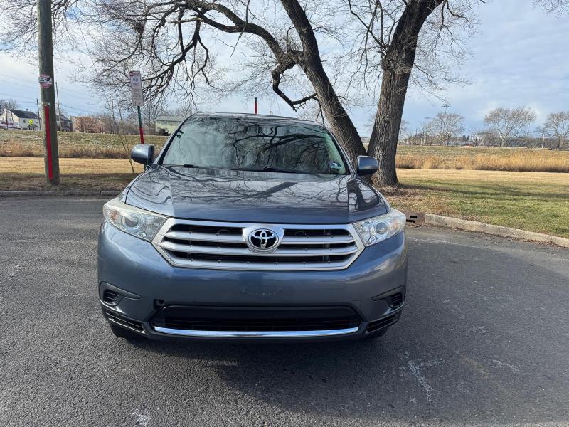 Toyota Highlander Base 2WD V6 2012
