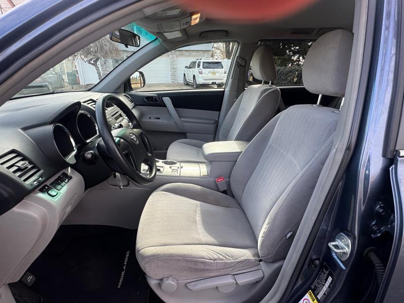 Toyota Highlander Base 2WD V6 2012