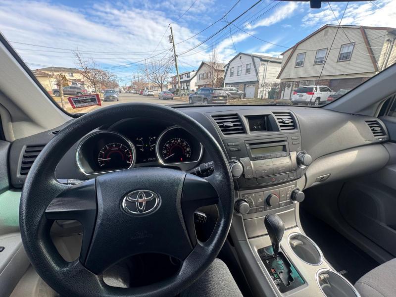 Toyota Highlander Base 2WD V6 2012