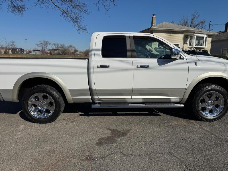 RAM 1500 4WD Crew Cab 140.5" Laramie 2011