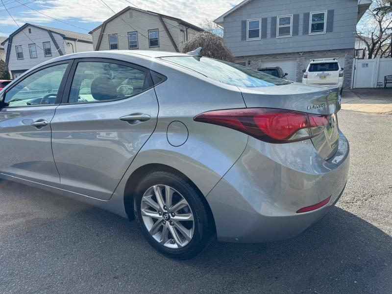 Hyundai Elantra SE 6AT 2015
