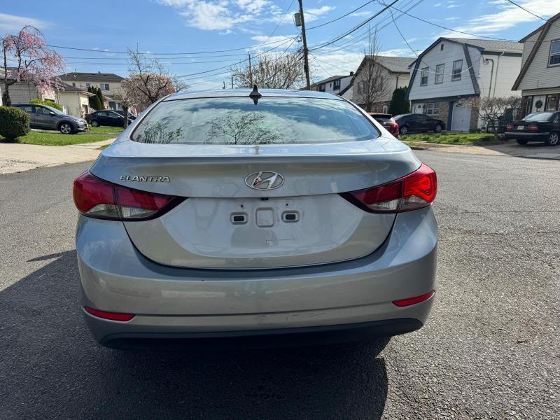 Hyundai Elantra SE 6AT 2015