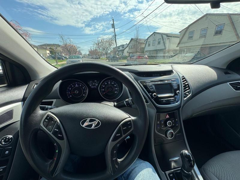 Hyundai Elantra SE 6AT 2015