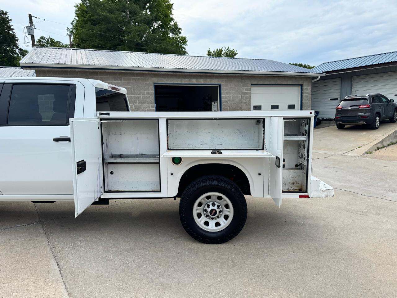 GMC Sierra 3500HD Pro Crew Cab 4WD SB 2023