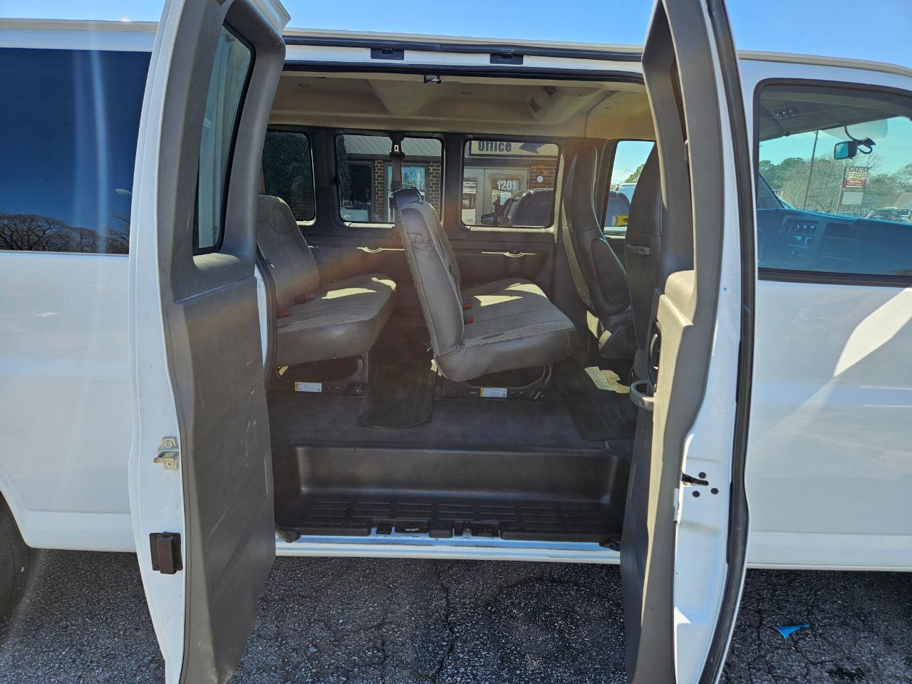 Chevrolet Express Passenger RWD 3500 155" LS 2024