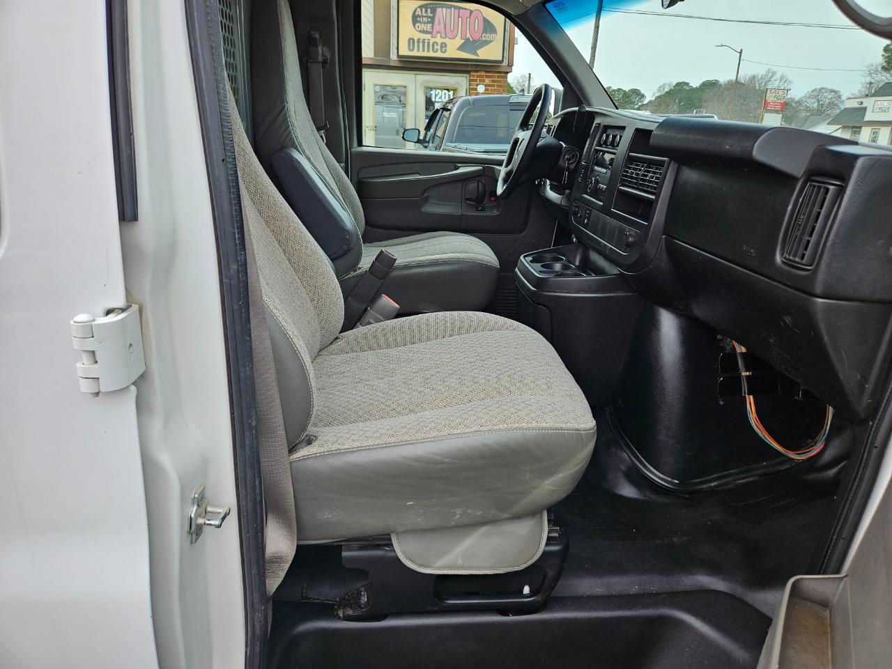 GMC Savana Cargo Van RWD 2500 135" 2014