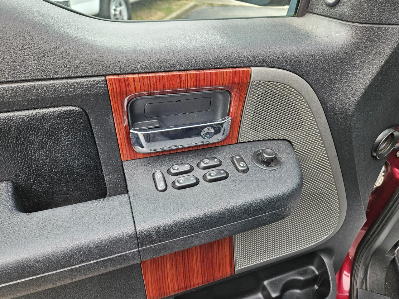 Ford F-150 Supercab 133" Lariat 2005