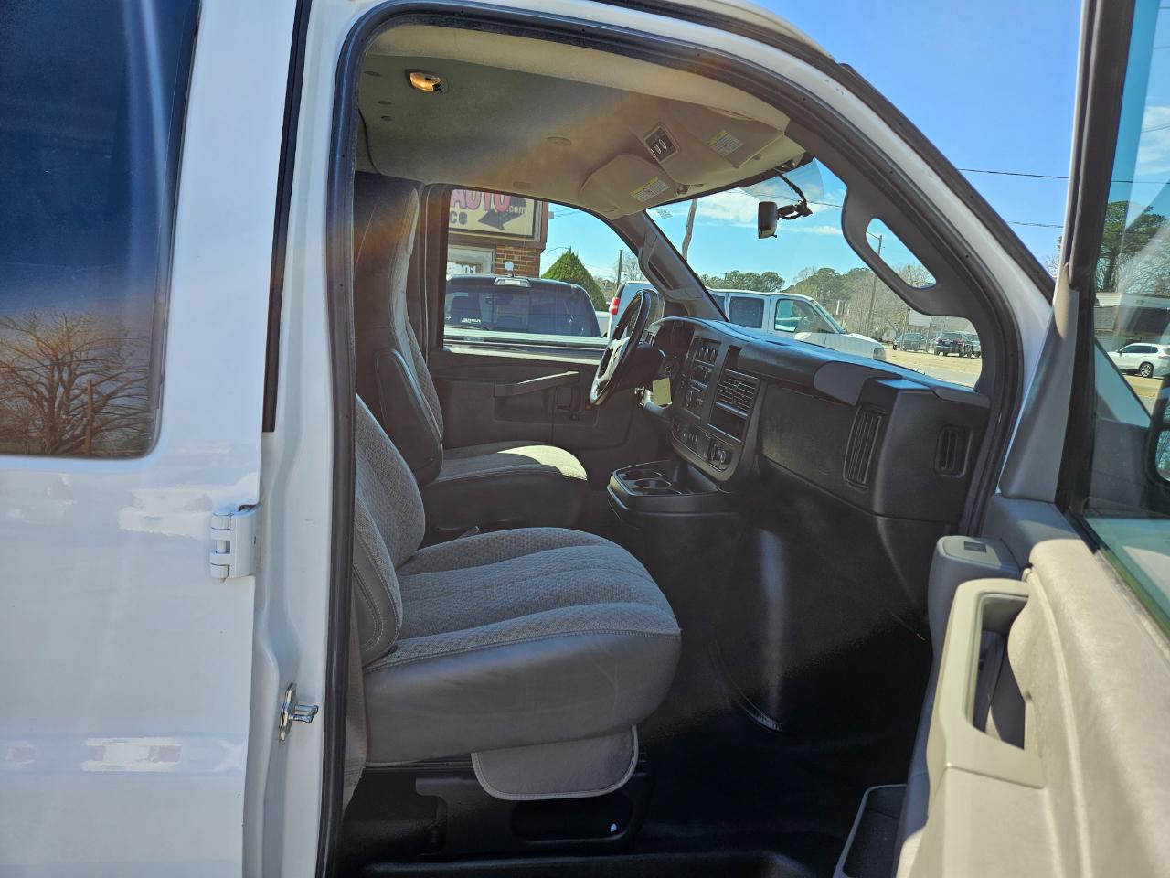 Chevrolet Express Passenger RWD 3500 155" LS 2019