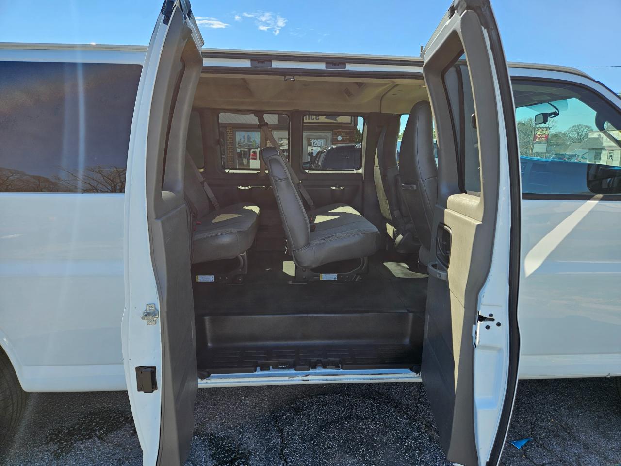 Chevrolet Express Passenger RWD 3500 155" LS 2019