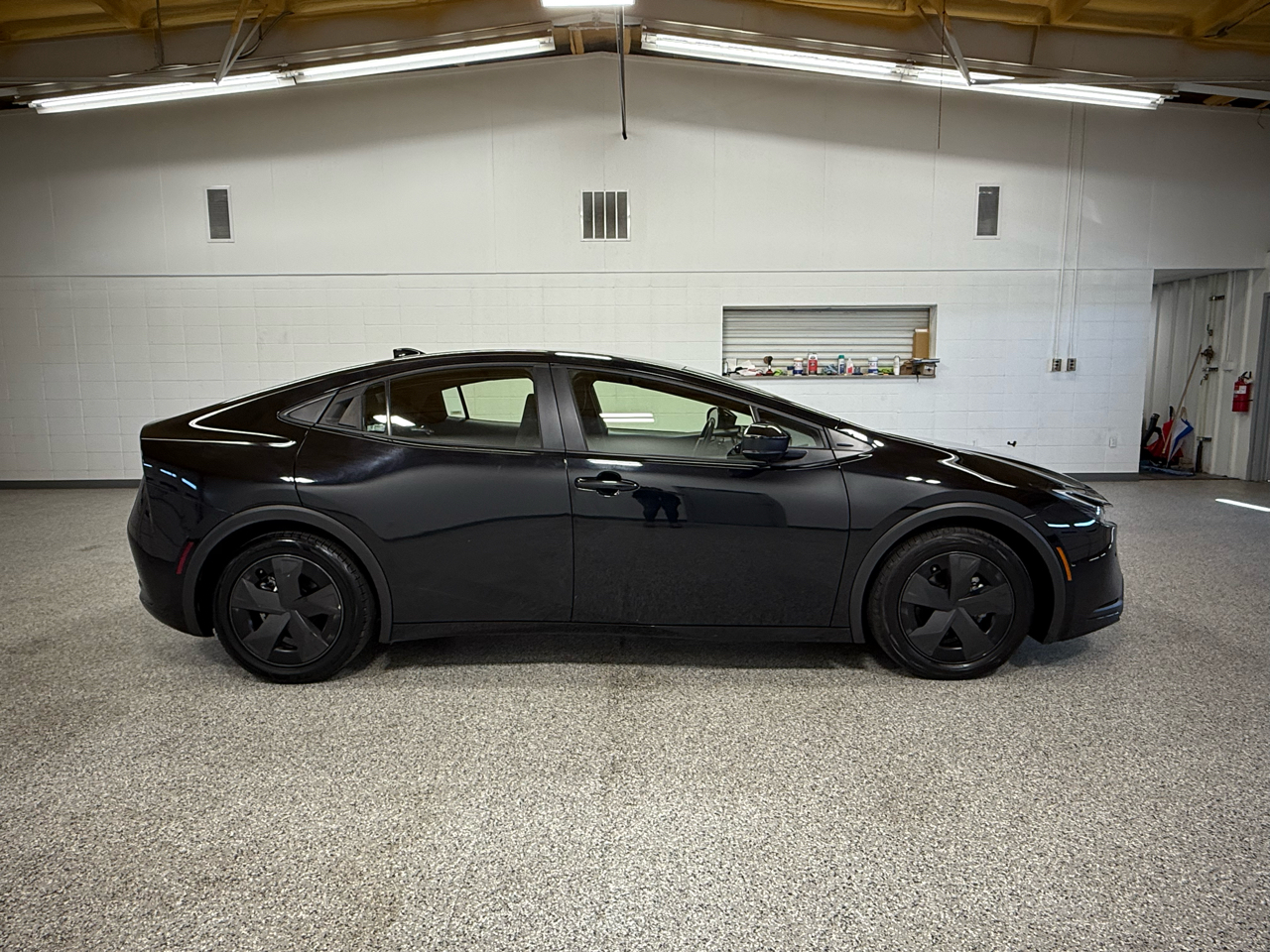 2023 Toyota Prius LE photo 3