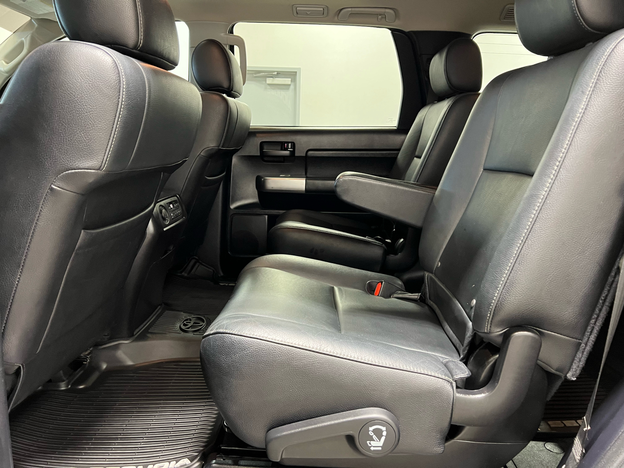 2019 Toyota Sequoia SR5 photo 23