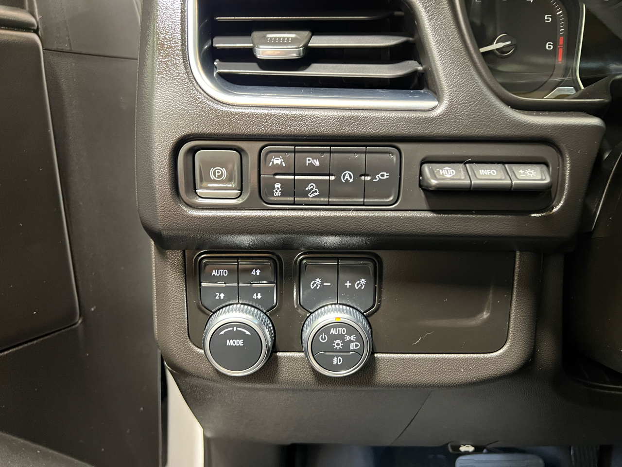 2021 Gmc Yukon AT4 photo 13