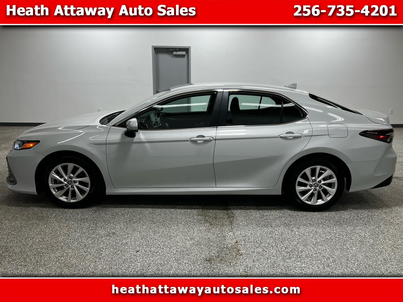 2024 Toyota Camry LE's photo