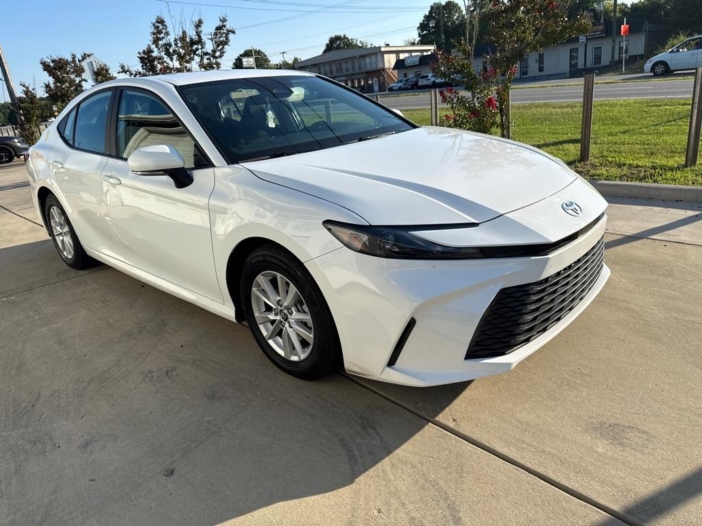 Toyota Camry Hybrid XLE 2025