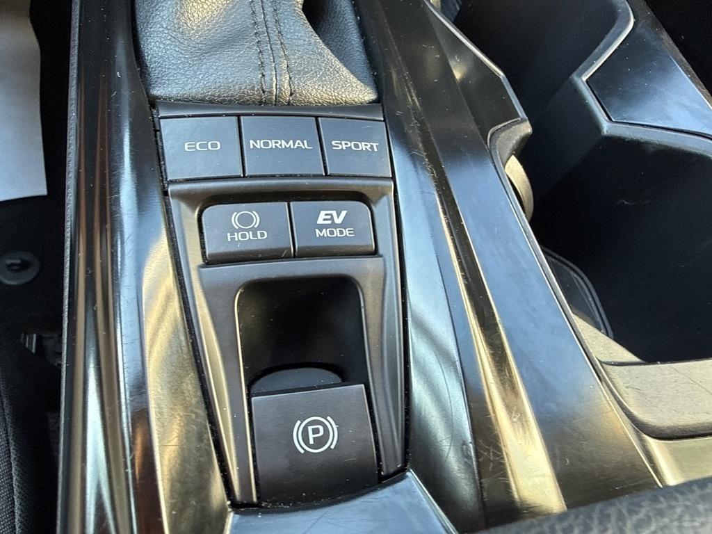 Toyota Camry Hybrid XLE 2025