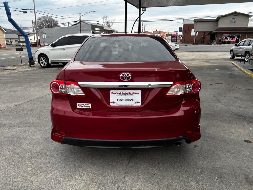 Toyota Corolla Base 5-Speed MT 2011