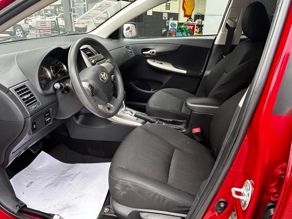 Toyota Corolla Base 5-Speed MT 2011