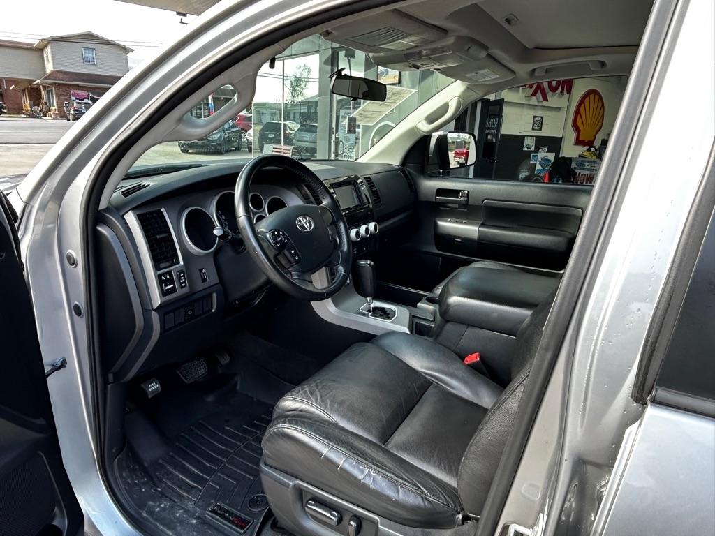Toyota Sequoia SR5 5.7L 2WD 2012