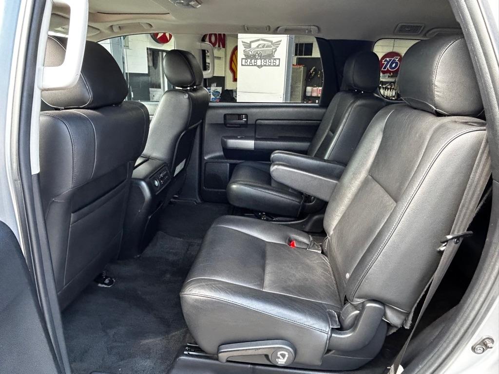 Toyota Sequoia SR5 5.7L 2WD 2012
