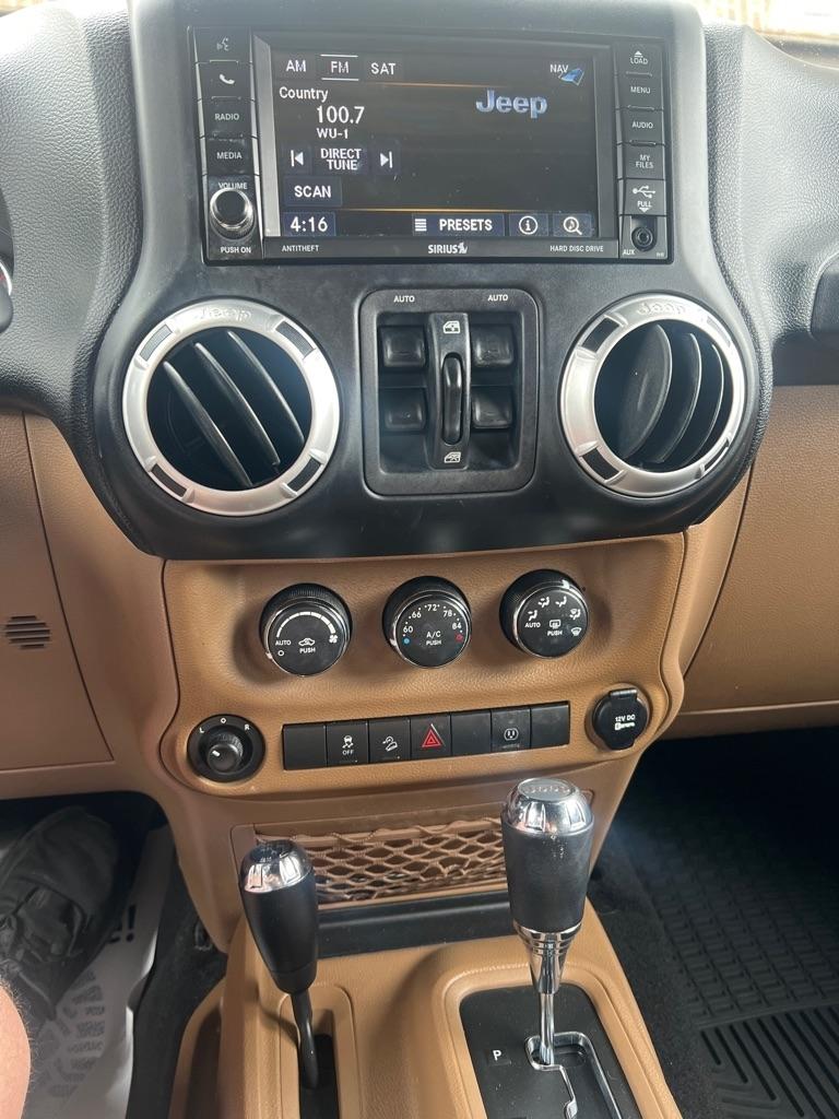 Jeep Wrangler Unlimited Sahara 4WD 2014