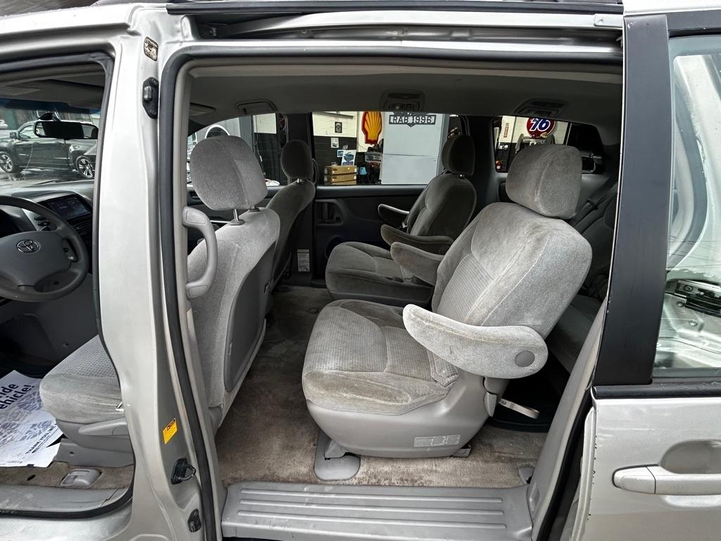 Toyota Sienna LE 7-Passenger 2006