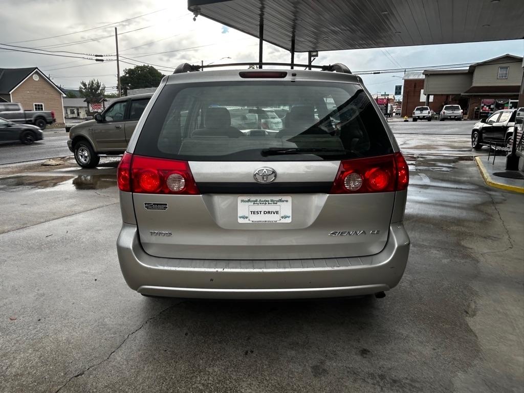 Toyota Sienna LE 7-Passenger 2006
