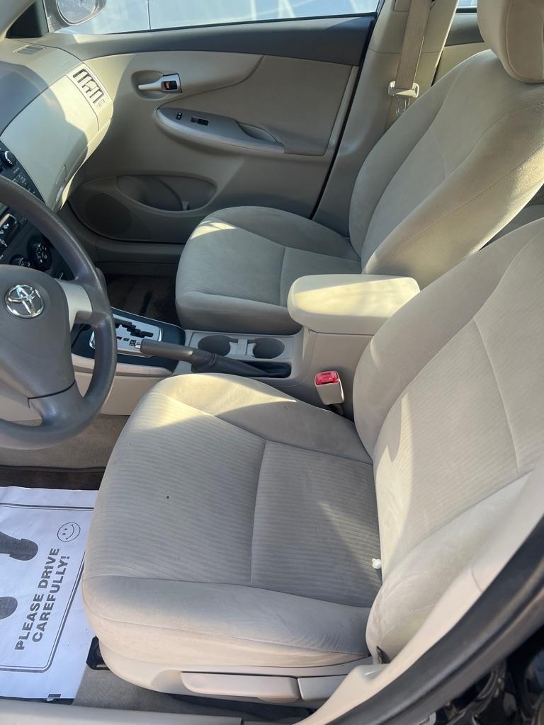 Toyota Corolla Base 5-Speed MT 2010