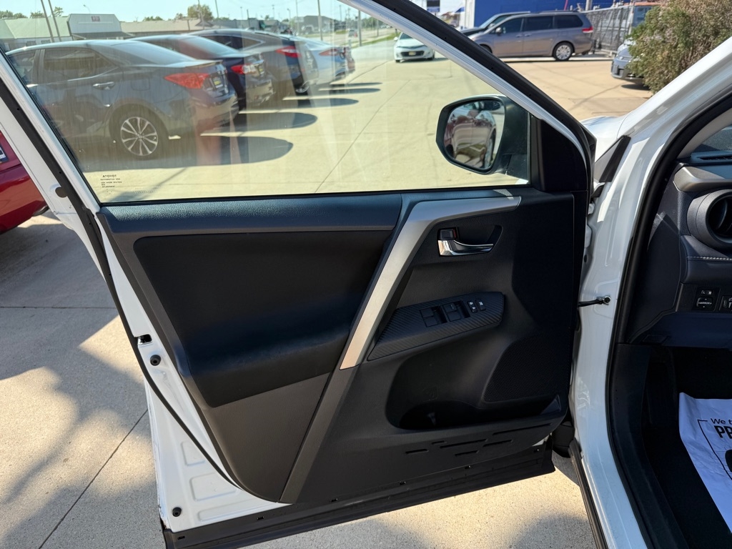2014 Toyota RAV4 XLE photo 7