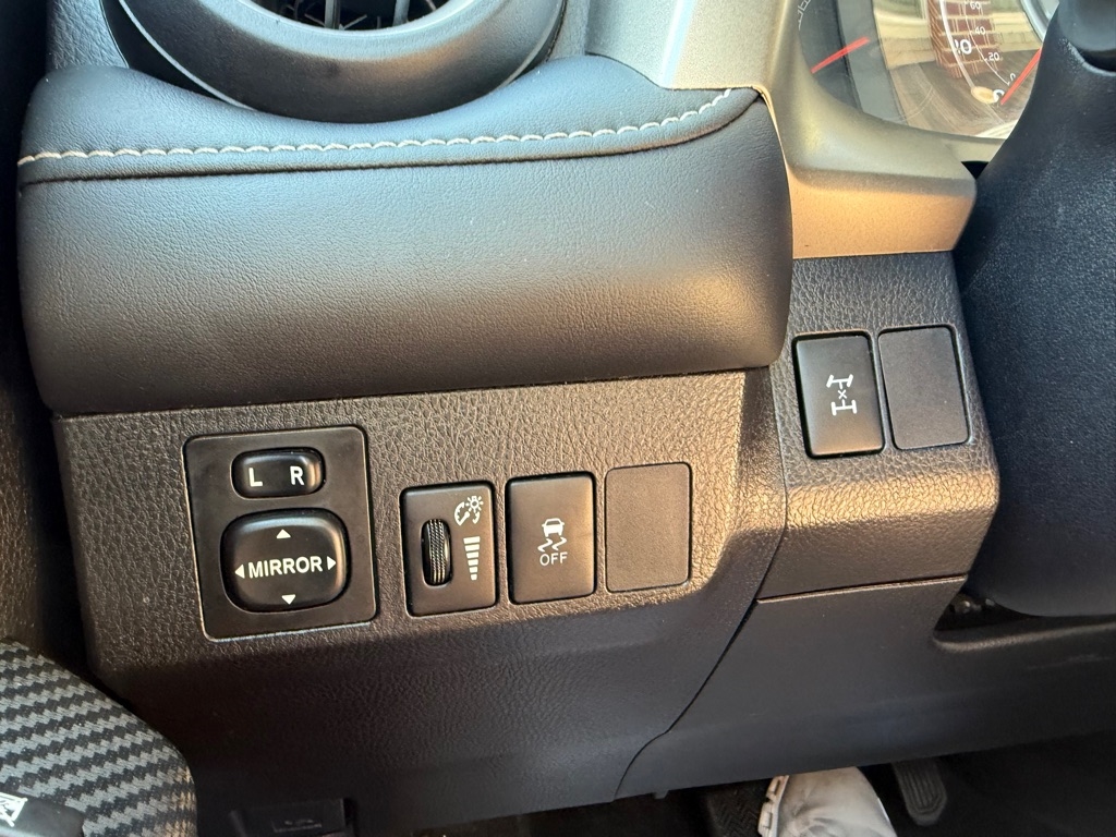 2014 Toyota RAV4 XLE photo 17