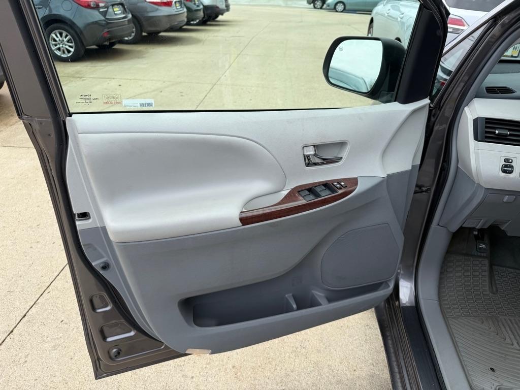 Toyota Sienna XLE FWD 8-Passenger V6 2012