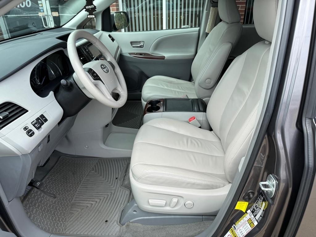 Toyota Sienna XLE FWD 8-Passenger V6 2012