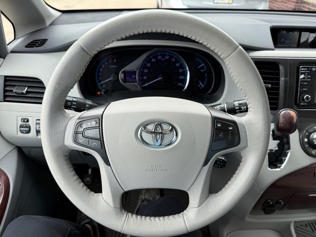 Toyota Sienna XLE FWD 8-Passenger V6 2012