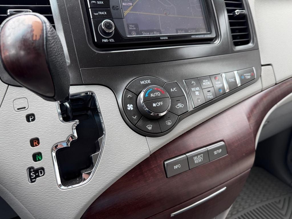 Toyota Sienna XLE FWD 8-Passenger V6 2012