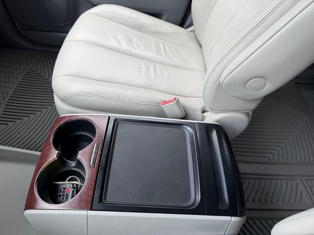 Toyota Sienna XLE FWD 8-Passenger V6 2012