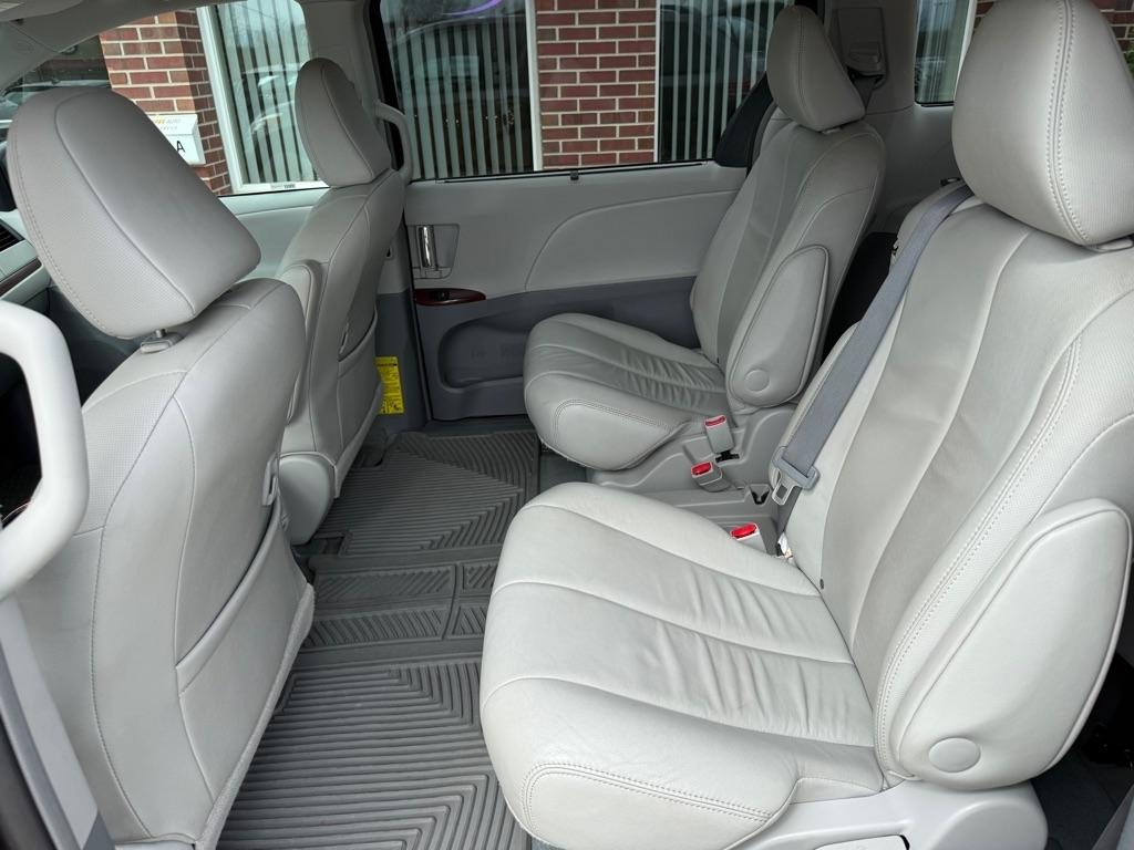 Toyota Sienna XLE FWD 8-Passenger V6 2012