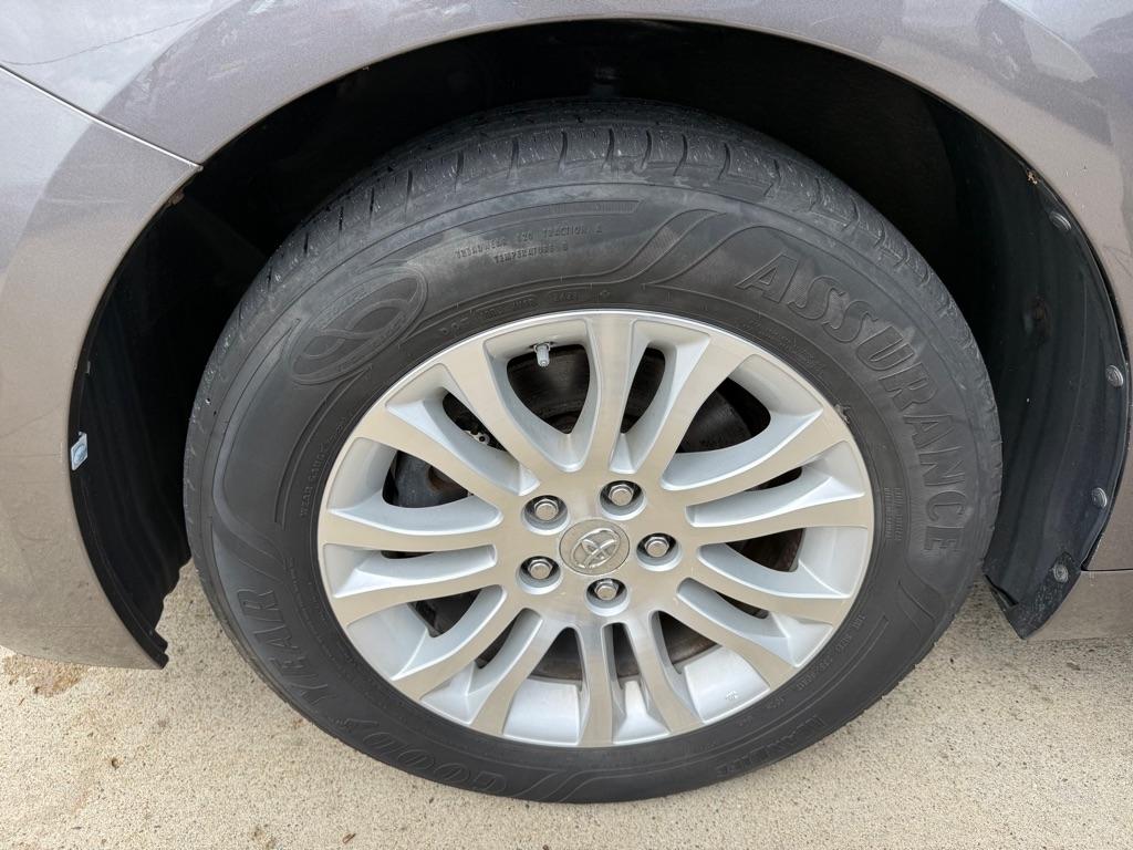 Toyota Sienna XLE FWD 8-Passenger V6 2012