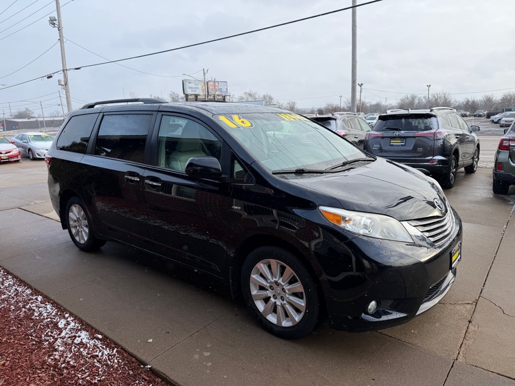 2016 Toyota Sienna XLE Premium's photo